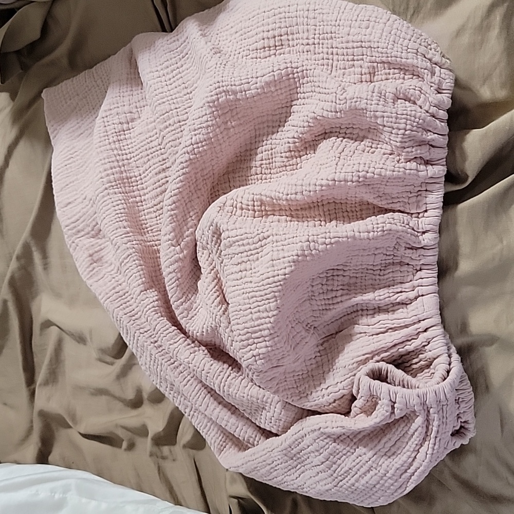 Mushie blush fitted crib sheet